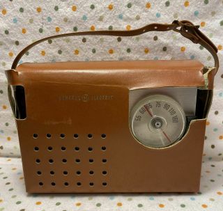 Vintage General Electric Ge Am Solid State Portable Radio In Case P1872a - 1960s