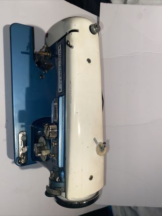 Vintage Universal Zig Zag Deluxe Metal Sewing Machine Model 111