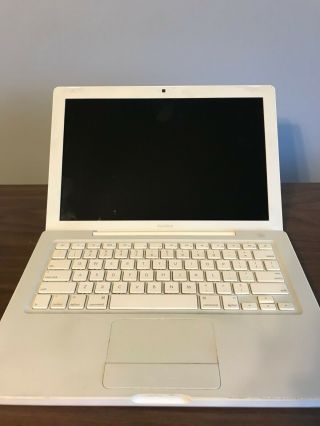 Vintage 13” Apple Macbook (2008) Mb403ll/a - 2.  4ghz 2gb 160gb.