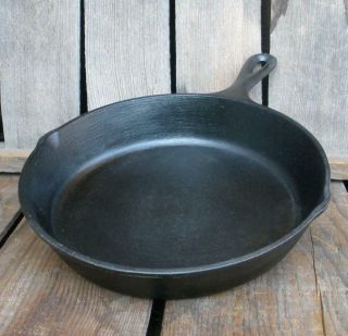 Vintage Unbranded Lodge 7 Cast Iron 10 - 1/8 " Frying Pan Skillet 3 Notch Heat Ring