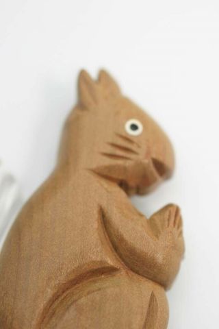 VINTAGE ADORABLE CARVED WOOD LUCITE TAIL SQUIRREL PIN BROOCH 3” 2