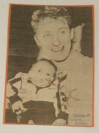 Wayne Gretzky Hof Hand Signed 03 - 13 - 1989 Vintage Photo With Random 4x6 Baby Boy