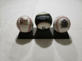 Si Chicago White Sox 2005 World Series Champs (3) Baseballs W/stand