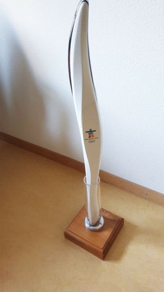 2010 Authentic Vancouver Winter Olympics Torch Nr.  136 Bombardier,  Stand Holder