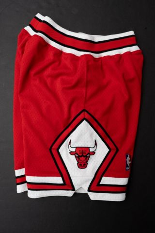 Mitchell & Ness 1997 - 98 Authentic Chicago Bulls Shorts :: Small :: Slightly
