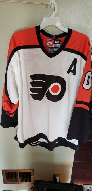 Philadelphia Flyers John Leclair Hockey Jersey Size 52 Adult With Fight Strap