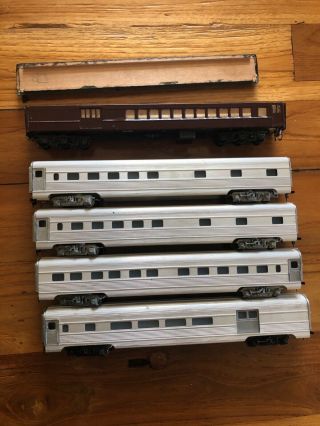 Ho Vintage Aluminum Streamlined Passenger Car Train - 4 Cars And 1 Wooden Coach.