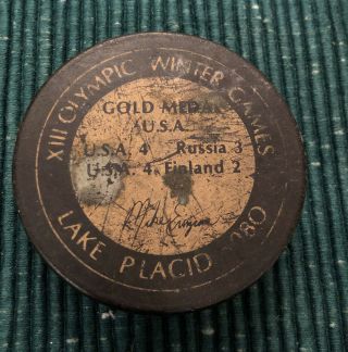 1980 Xiii Olympic Winter Games Hockey Puck Lake Placid Gold Metal Usa Souvenir