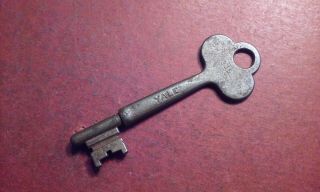 Vintage Unusual Yale 335 Metal Skeleton Key Semi - Flat For Old Door L C 211