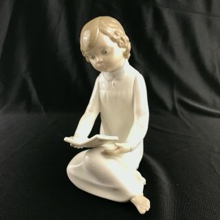 Vintage Porcelain Figurine Child At Bedtime Reading Zaphir Lladro 6.  5 " Spain Euc