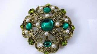 Vintage Emerald Green Peridot Rhinestone Brooch Pin Faux Pearls Ornate Gold Tone