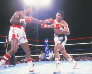 Larry Holmes Vs Muhammad Ali 8x10 Photo Boxing Picture Caesars Palace