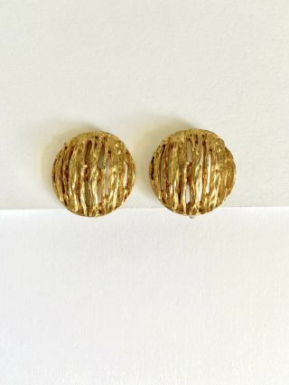 Vintage Trifari Crown Gold Tone Textured 1” Round Clip On Earrings Signed 60’s