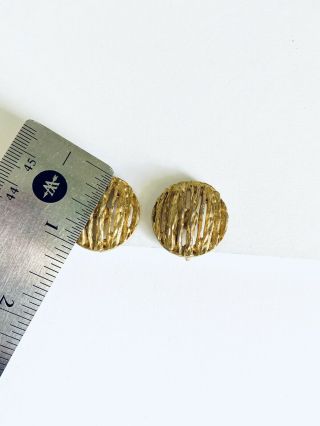 Vintage Trifari Crown Gold Tone Textured 1” Round Clip On Earrings Signed 60’s 3