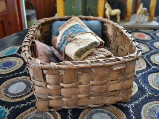 Vintage Primitive Sewing Basket with sewn in pin keep and vintage Quilt scraps 3