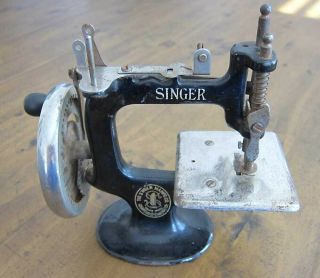 Vintage Singer Hand Crank Mini/toy Sewing Machine No.  20,  1914