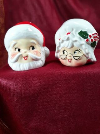 Vintage Christmas Made In Japan Santa & Mrs Claus Head Salt & Pepper Shaker Set