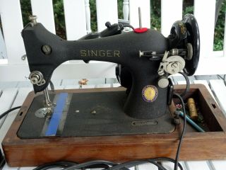 Vintage 1940 ' s SINGER SEWING MACHINE - Portable w/wood cover & Key - Pick - up only 3