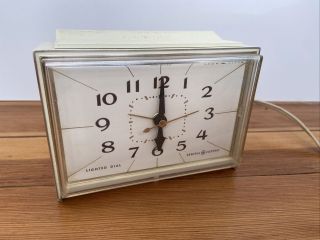 Vintage Ge General Electric Alarm Clock Model 7319k With Lighted Dial -