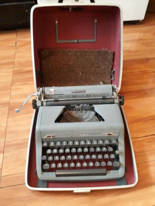 Vintage 1950 Royal Quiet De Luxe Typewriter With Case
