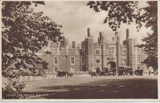 Hampton Court Palace,  Surrey - 1920s Postcard - - Old Cars Outside The Gate