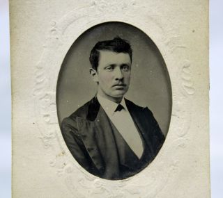 C.  1860s Tintype Photo Portrait Of Man In Suit 1/9 Plate Cartouche Sleeve Tinted