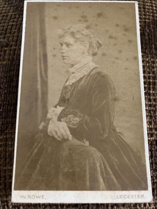 Victorian Cdv Photo Woman In Velvet Dress - W Rowe,  Leicester 1881