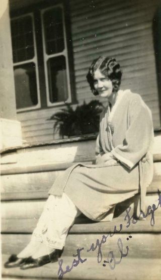 Fj27 Vtg Photo Woman In Her Robe On Porch Steps,  Bobbed Hair C 1920 