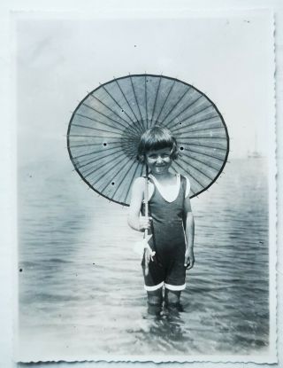 Vtg.  Photo: Girl With A Parasol Is Standing In The Water Summer C.  1930 Fo.  904