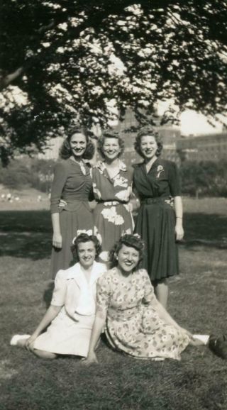 406 Vtg Photo Group Of Pretty Women On Campus C 1942