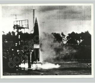 German V - 2 Rocket Test Bomb Close - Up Germany Vtg 1946 Military Press Photo Wwii