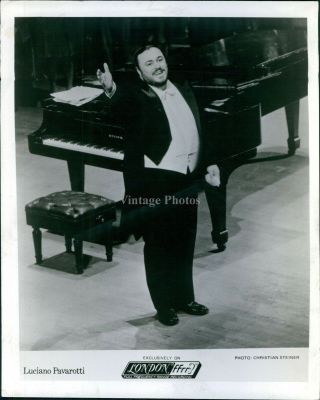 1985 Photo Musician Luciano Pavarotti Italian Operatic Tenor Popular 8x10