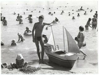 9 X 7 In - Vintage Holiday Photo Swimmer Boy Athlete Boat Beach Artistic L1095f