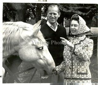Press Photo Royalty Queen Elizabeth Prince Philip Thoroughbred Horse Castle 6x8