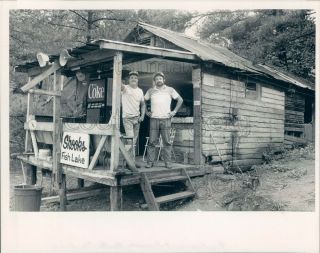 1985 Press Photo Men At Shooks Fish Lake Bait Shop Catawba Cnty North Carolina