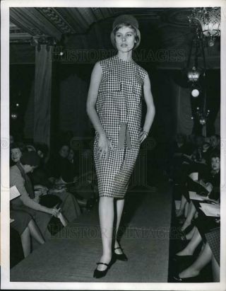 1957 Press Photo Model Wears Black & White Checked Chemise By Lempereur In Paris