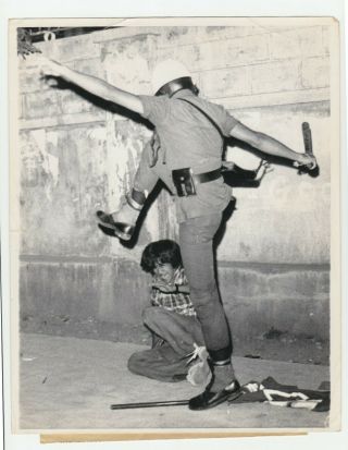 1971 Press Photo Police Brutality At Student Protests In Manila,  Philippines