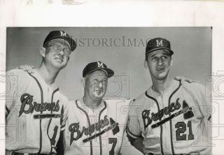 1961 Press Photo Warren Spahn With Other Milwaukee Braves Baseball Players.
