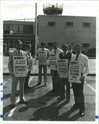 Vintage Photos 1981 Air Traffic Controllers Picketing In Front Of The Airport