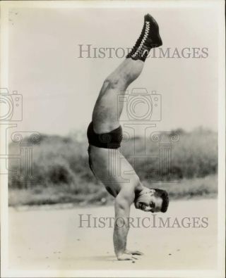 Press Photo Pro Wrestler Jerry Kozak From Vancouver,  B.  C. ,  Does A Handstand
