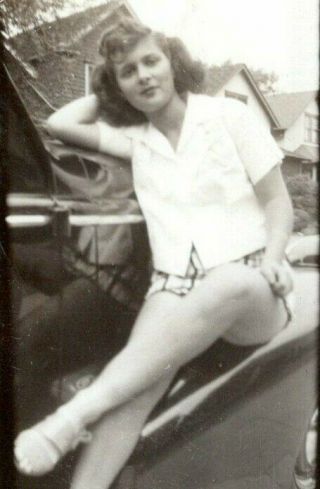Pretty Young Woman Posing On Classic Car Sexy Legs 1940s Vintage Photo