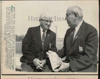 1968 Press Photo Dan Ferris And Hilmer Lodge Discuss Olympics In Mexico City.