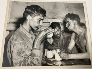 Vintage Wwii Press Photo Us Coast Guard Marines Drinking Coffee Eniwetok Atoll