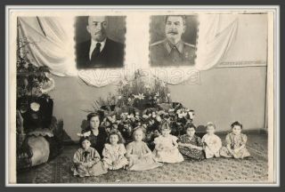 Cute Little Girls Kids Joseph Stalin V.  Lenin Propaganda Ussr Life Vintage Photo