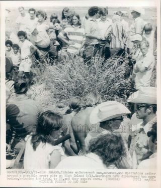 1973 Press Photo Crowd At Possible Grave Dean Corll Murders High Island Texas