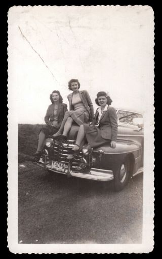 Leggy Big Sexy Women On Big Sexy 1941 Oldsmobile Car 1942 Vintage Photo