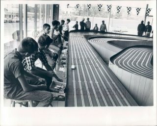 1965 Press Photo Crowd Watches Slot Car Race 1960s North Carolina