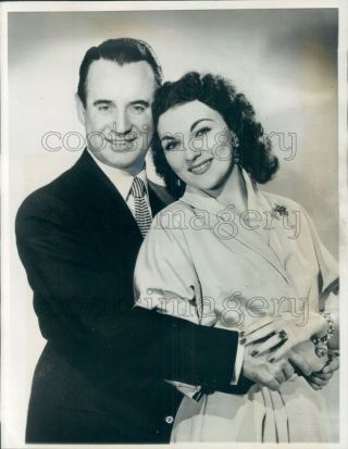 1953 Press Photo Singer Frank Parker With Unidentified Woman 1950s