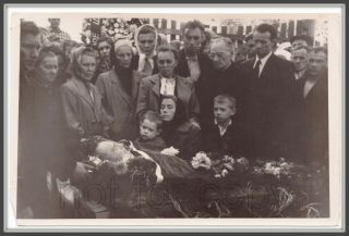 1950 Post Mortem Funeral Dead Man Coffin Dad & Child Son Ussr Old Photo