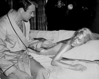 Sean Connery & Shirley Eaton On The Set Of " Goldfinger " - 8x10 Photo (zz - 398)